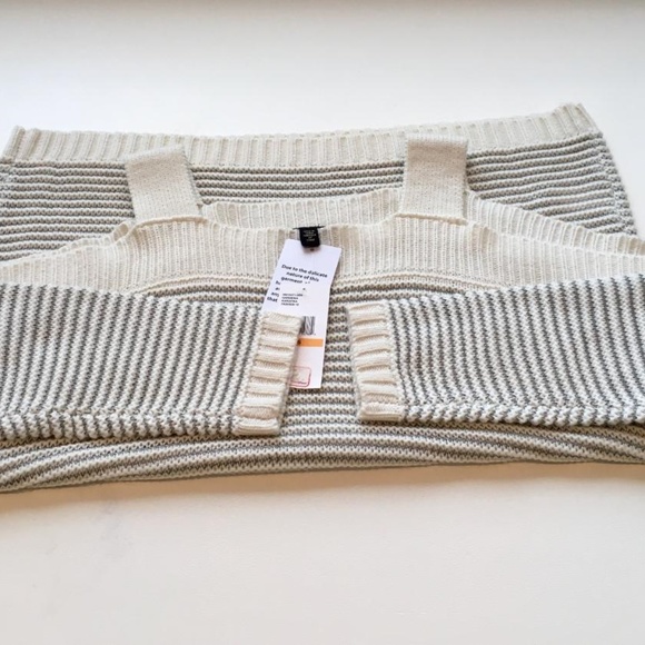 Jessica Simpson NWT Cold Shoulder Sweater Small - Picture 4 of 7